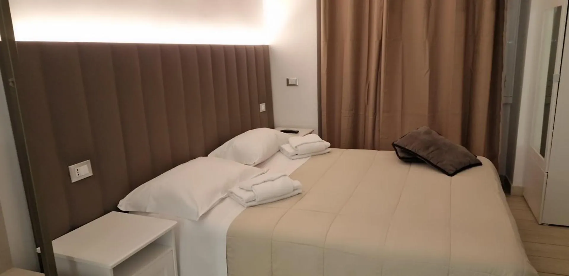 Hotel Mr. Charlie Brown Rom 2*,  Italien