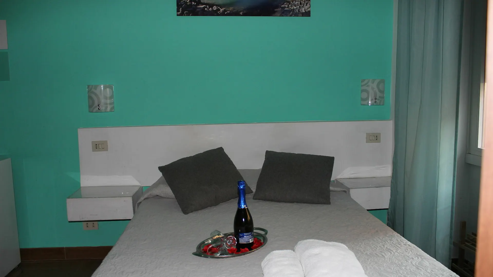 Hotel Mr. Charlie Brown Rom 2*,  Italien
