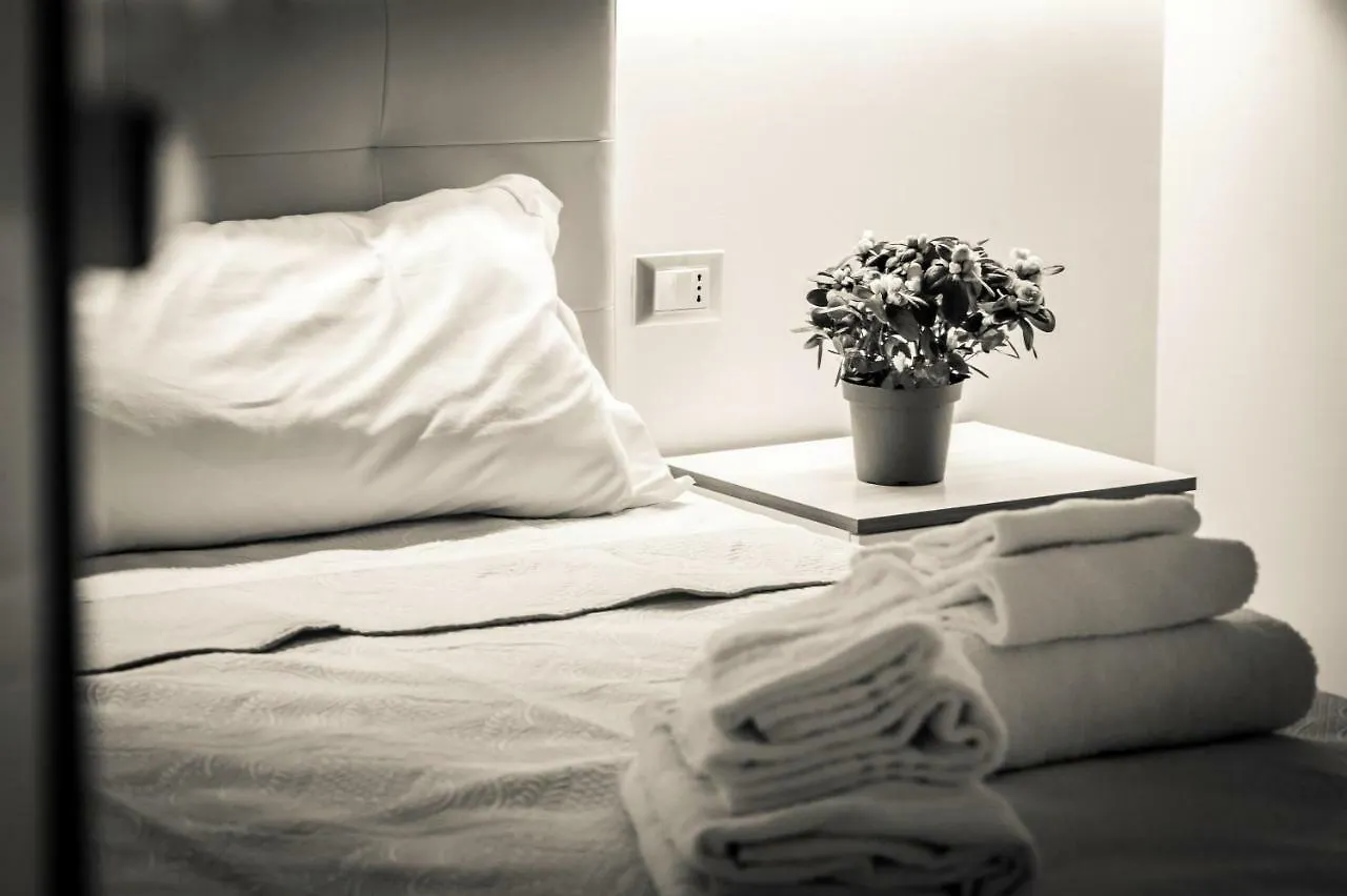 Hotel Mr. Charlie Brown Rom 2*,  Italien
